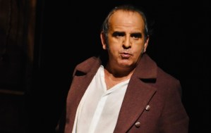 Héctor Manrique se presenta con “Mi último delirio” y revive la voz de Bolívar en el teatro