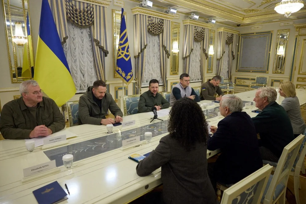 Zelenski se reunió con senadores de EEUU en Kiev para abordar situación en el frente de batalla