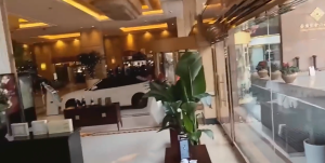 “Se volvió loco”, un huésped molesto estrella su carro contra un hotel en Shanghái (Videos)