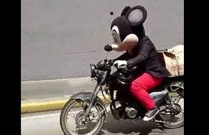 Video VIRAL: honrado “Mickey Mouse” se gana la vida como delivery en Caracas