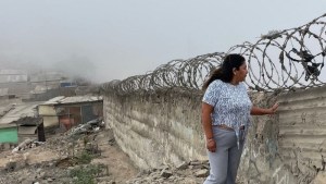 Cómo son los “muros de la vergüenza” que separan a ricos y pobres en Lima