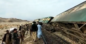 Al menos ocho heridos tras descarrilarse un tren por un atentado en Pakistán (Video)