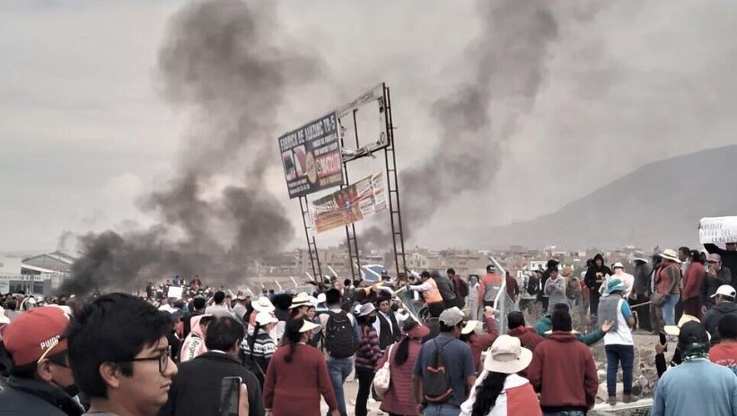 Al menos cinco trabajadores de prensa agredidos por manifestantes en Lima