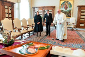 Guillermo Lasso se reunió con el papa Francisco y le regaló un cuadro hecho por un preso