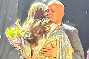 El momento en que Rafael Dudamel consuela a su hija Amanda tras perder la corona en el Miss Universo (Video)