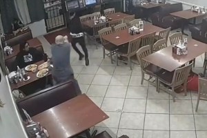 Imágenes sensibles: Cliente mató de varios disparos a ladrón que ingresó armado a restaurante en Houston