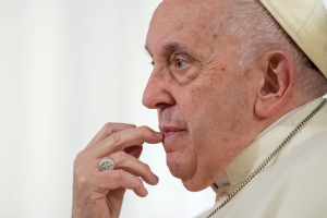 El papa Francisco en el Congo: Basta de enriquecerse con recursos “manchados de sangre”