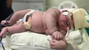 “Lo imaginábamos más pequeño”: Nació un superbebé de más de siete kilos y rompió un récord