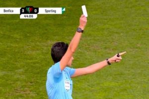 Sacan tarjeta blanca en un partido de fútbol por primera vez en la historia (VIDEO)