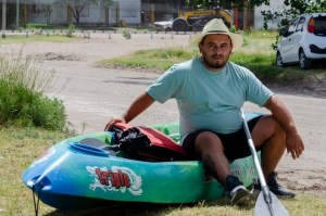 El hombre que volvió a nacer el día del cumpleaños de su esposa: pasó 22 horas aferrado a un kayak en el mar