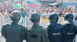 Maestros alebrestados en Yaracuy hicieron retroceder como “cangrejos” a policías que impedían la protesta (VIDEO)