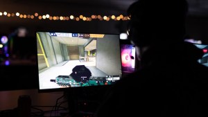 VIDEO: Marcó al 911 por error y narró un doble asesinato en un videojuego… lo demás fue operación “tun, tun”