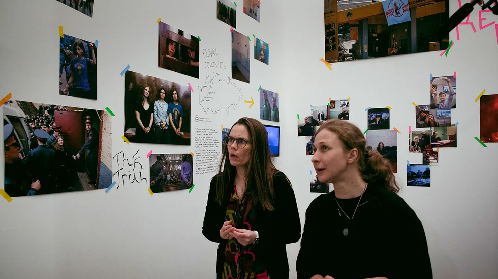 Las Pussy Riot orinaron sobre un retrato de Putin en una galería de arte de Islandia