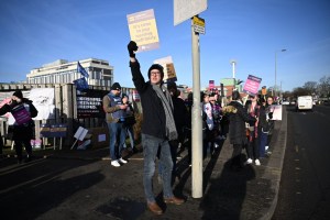 La salud pública de Inglaterra vive la mayor huelga de su historia