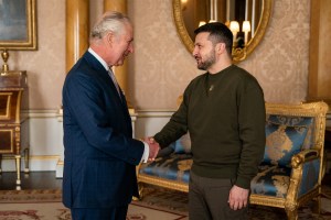 El rey Carlos III recibe a Zelenski en el Palacio de Buckingham este #8Feb (VIDEO)