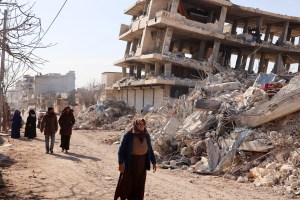 La ayuda llega lentamente a Turquía y Siria tras terremoto que deja más de 24 mil muertos