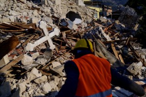 Rescatan bajo los escombros a otros tres supervivientes del sismo en Turquía