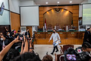 Condenan a muerte a un alto mando de la policía de Indonesia por asesinato