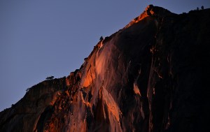 EN FOTOS: la “cascada de fuego” que volvió a iluminar el parque de Yosemite en EEUU