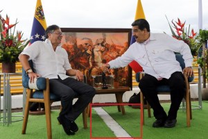 En FOTOS: Maduro pintó una raya blanca en la frontera para mantenerse a salvo de EEUU