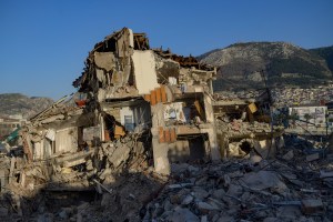 Balance de muertos tras poderoso terremoto en Turquía y Siria ascendió a más de 44 mil