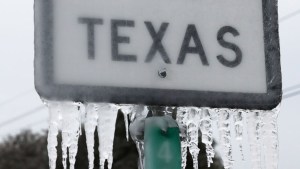 Mortal tormenta de hielo en Texas provoca caos vehicular y deja a miles de residentes sin electricidad (VIDEO)