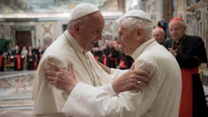 El papa Francisco aseguró que la muerte de Benedicto XVI “ha sido instrumentalizada”