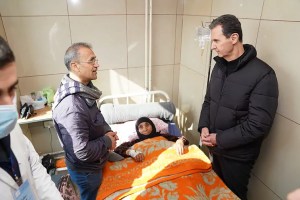 Presidente sirio, Al Asad visita un hospital en su primera aparición pública desde el terremoto