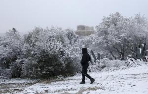 Cierre de las escuelas y comercios en Atenas por temporal de nieve