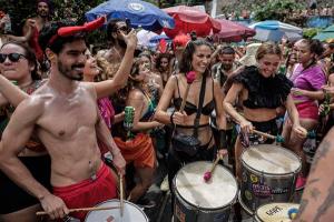 Comparsas callejeras arrastran multitudes a una semana del Carnaval de Río