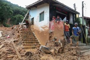 Rescatistas aún buscan a 57 desaparecidos en el litoral de Sao Paulo tras desastre causado por fuertes lluvias