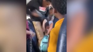 Atroz ataque en Florida: Estudiante que golpeó brutalmente a niña de nueve años en autobús escolar fue detenido