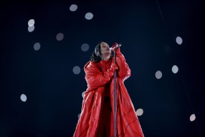 El conmovedor significado del gran abrigo rojo que Rihanna usó en el Super Bowl
