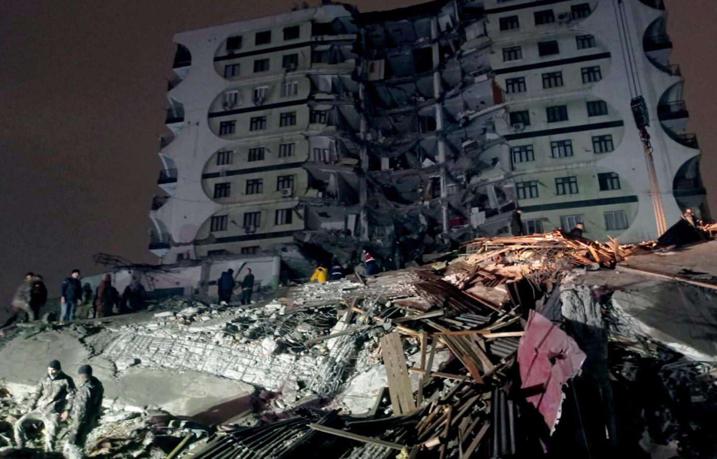 Cientos de muertos tras poderoso sismo de magnitud 7,8 en Turquía y Siria