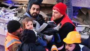 “Milagro”, niños gemelos sobreviven 40 horas bajo escombros tras terremotos en Turquía (VIDEO)