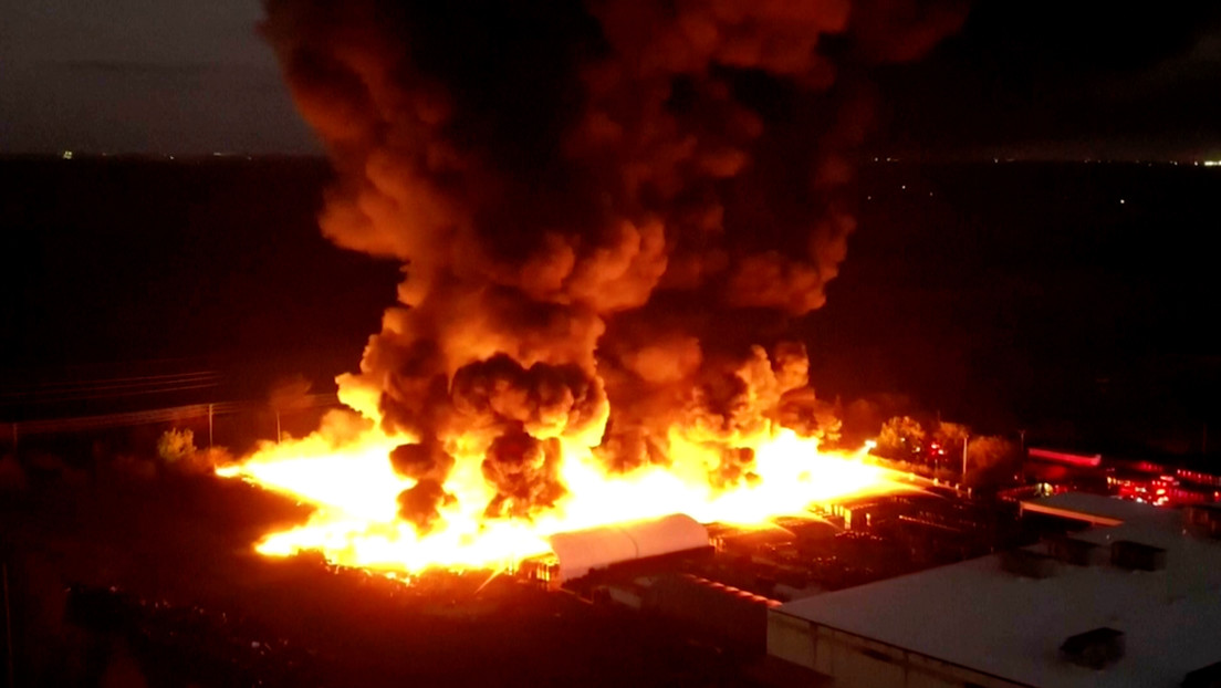 Bomberos de Florida llevan varias horas sin poder extinguir gran incendio en almacén de plásticos (VIDEO)