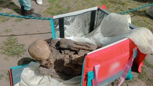 Hallan una momia prehispánica en un bolso de delivery de comida en Perú
