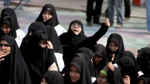 Cientos de niñas envenenadas en colegios de Irán: ¿quién está detrás de los ataques?