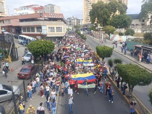 Multitudinaria marcha avanza por las calles de Los Teques exigiendo mejoras salariales #27Feb (Foto)