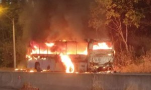 Autobús con migrantes que cruzaron el Darién se incendió en Panamá