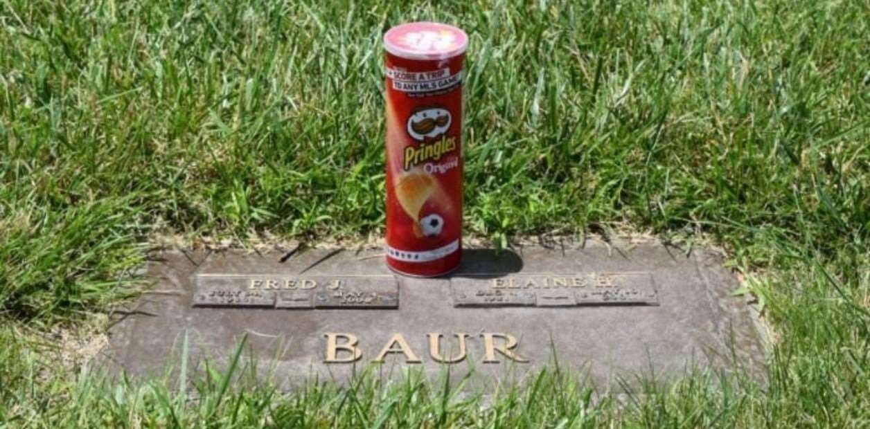 Fred Baur, el estadounidense que inventó la lata de Pringles y fue enterrado en una