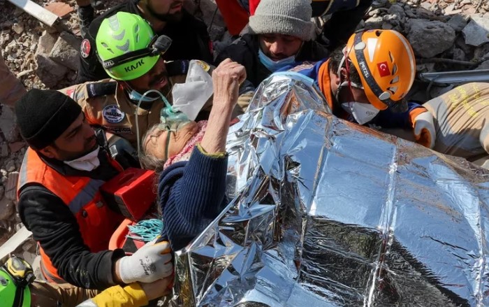 Una mujer sobrevivió horas entre los escombros y fue rescatada a una semana del terremoto en Turquía