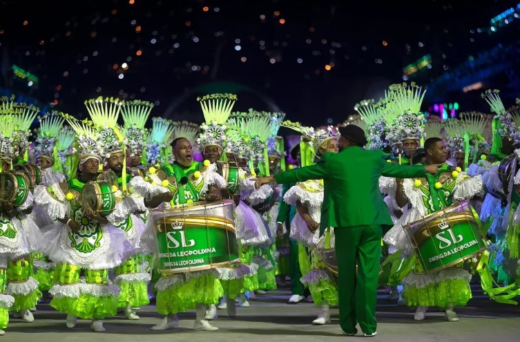 El carnaval de Brasil vuelve sin restricciones por la pandemia y en busca de un nuevo récord: 46 millones de personas bailando