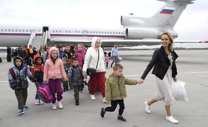 Lo más siniestro de la invasión: Rusia robó más de seis mil niños ucranianos y los mandó a campos de reeducación