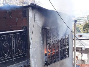 Reportan incendio en una vivienda en el sector La Frontera de la Dolorita este #22Feb (VIDEO)