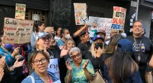 Trabajadores y docentes protestaron frente a la Inspectoría del Trabajo en Caracas este #23Feb y exigen salario de 600 dólares