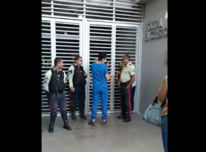 VIDEO: Funcionarios de la Policía de Baruta impidieron paso de jubilados a la sede de esa alcaldía este #6Feb