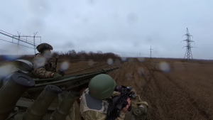 EN VIDEO: Así es el peligroso viaje en un tanque de guerra hasta el frente de batalla en Ucrania