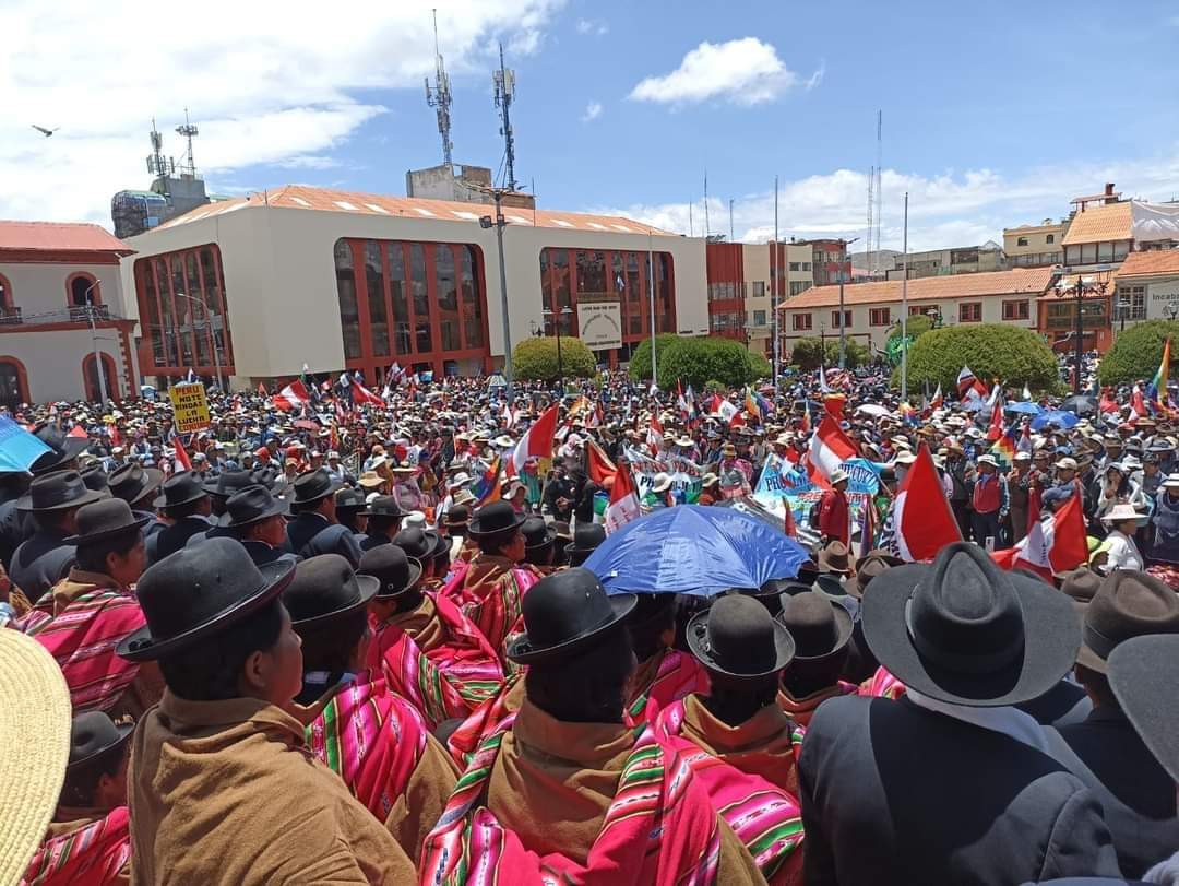 Miles de personas pertenecientes a la comunidad indígena aimara protestan en Perú y advierten de una “guerra civil”