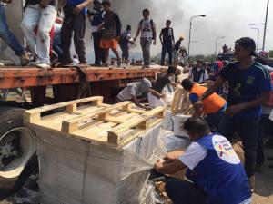 Chavismo celebra cuatro años de una de sus peores fechorías: el bloqueo a la ayuda humanitaria